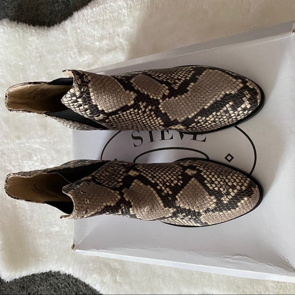 New Steve Madden Snake Leather Chelsea boots - Picture 4 of 6